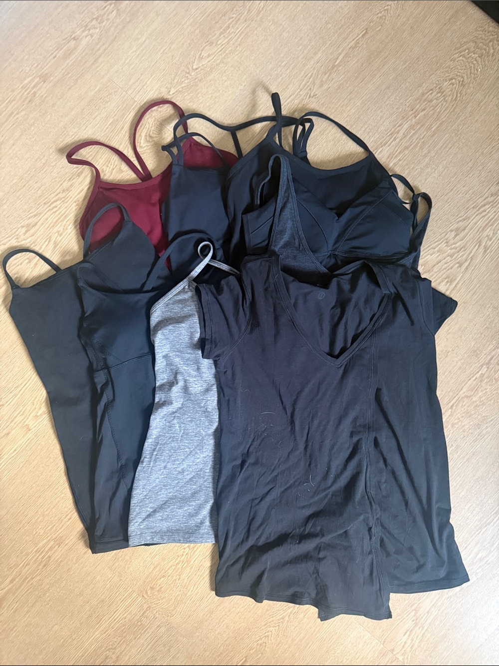 💸 Bundle of 4 Random Size 4 Lululemon Tops